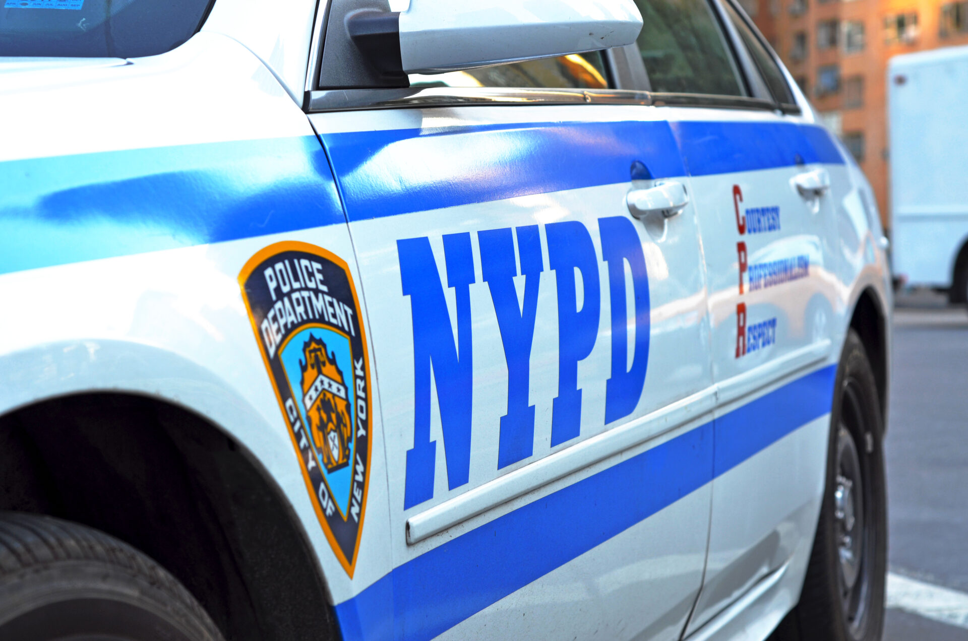 Arrested on parole in connection with a brutal murder in New York, citizens throw punches [VIDEOS]
