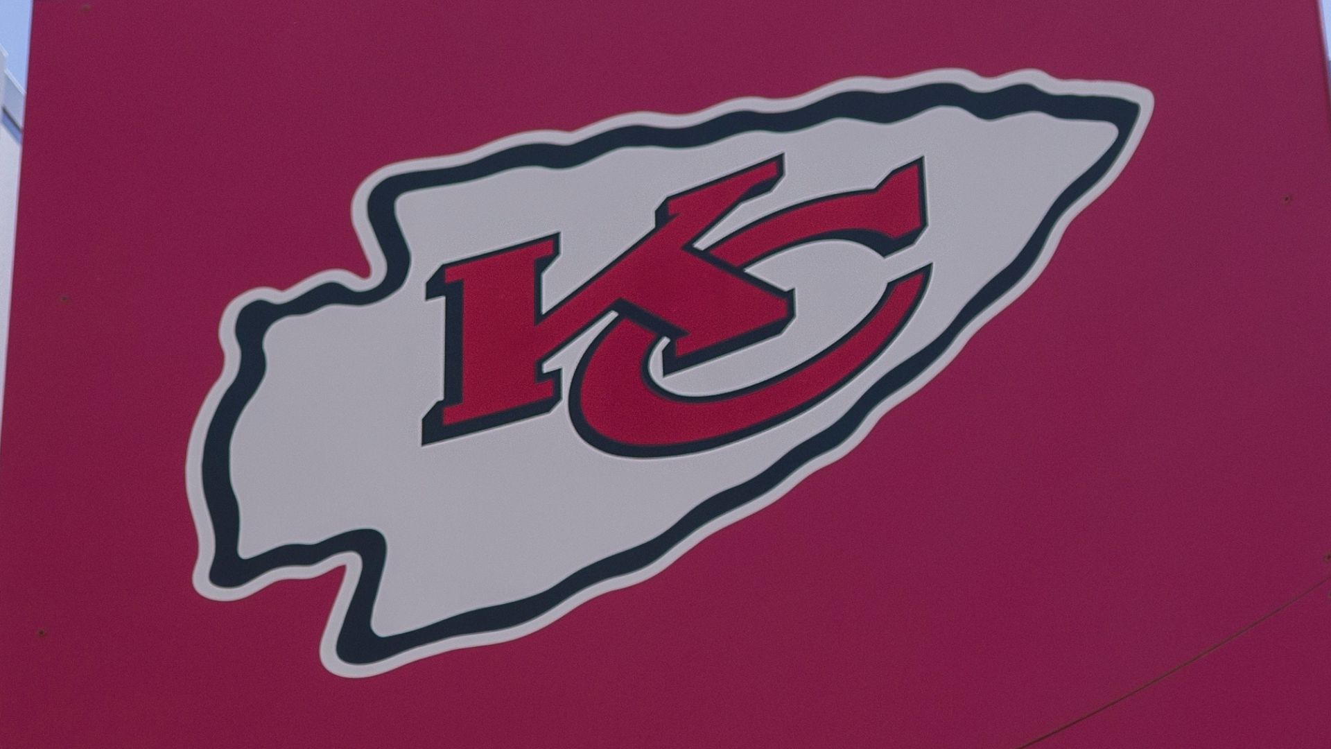 Chiefs’ Chris Jones Pledges $1.5M to Chicken Free Wing Thief