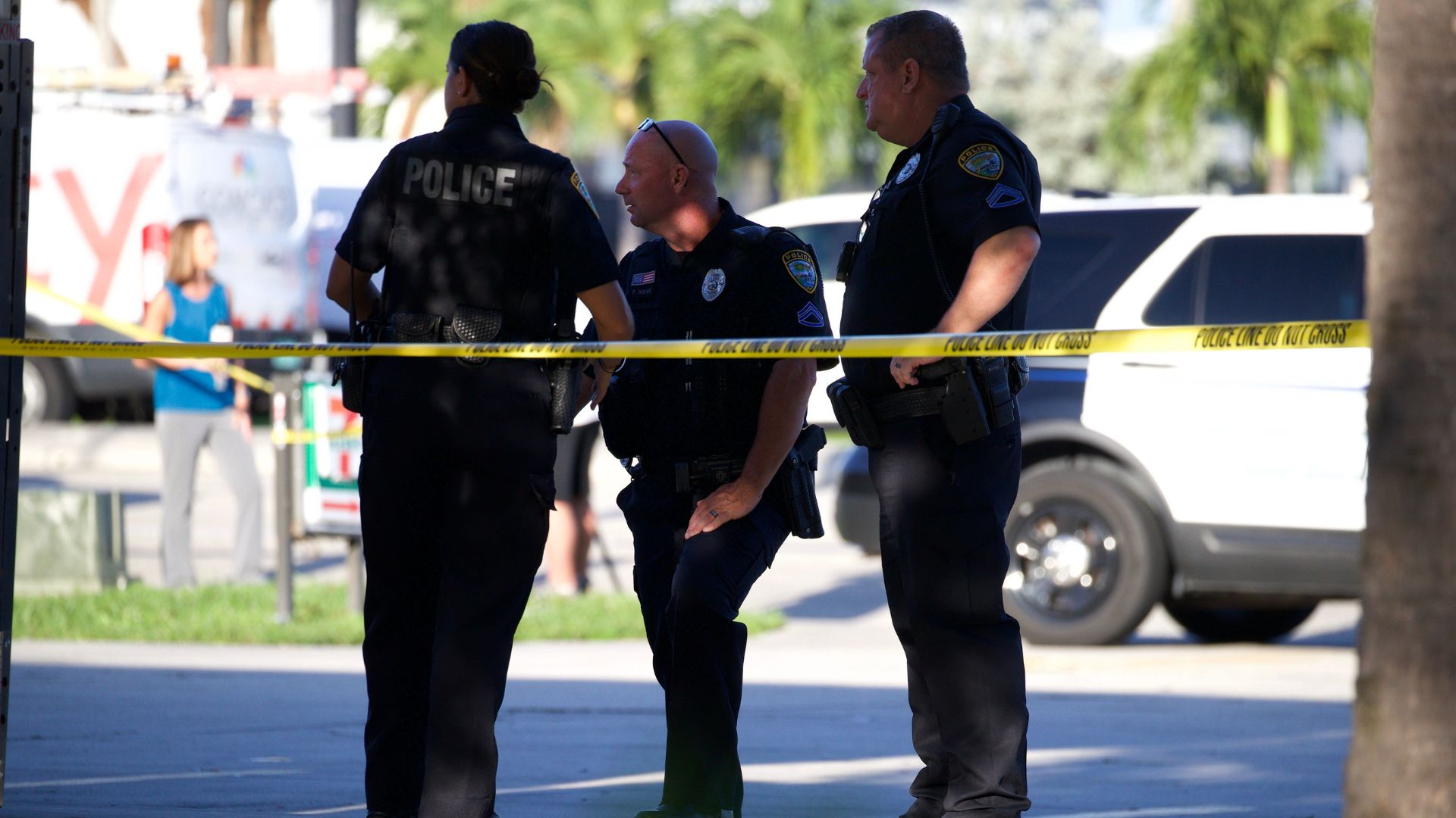 The son shoots and kills the mother's boyfriend who was beating the uncle with brass knuckles [VIDEO]