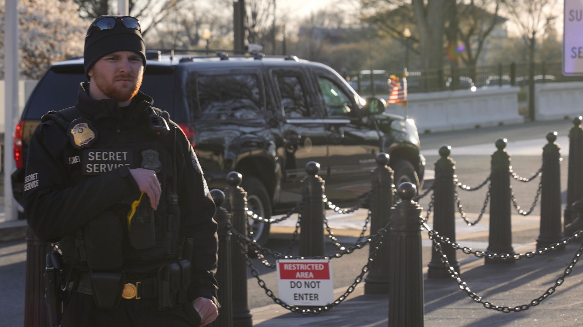 White House Intruder in Black Swarmed by Secret Service After Scaling Fence [WATCH]