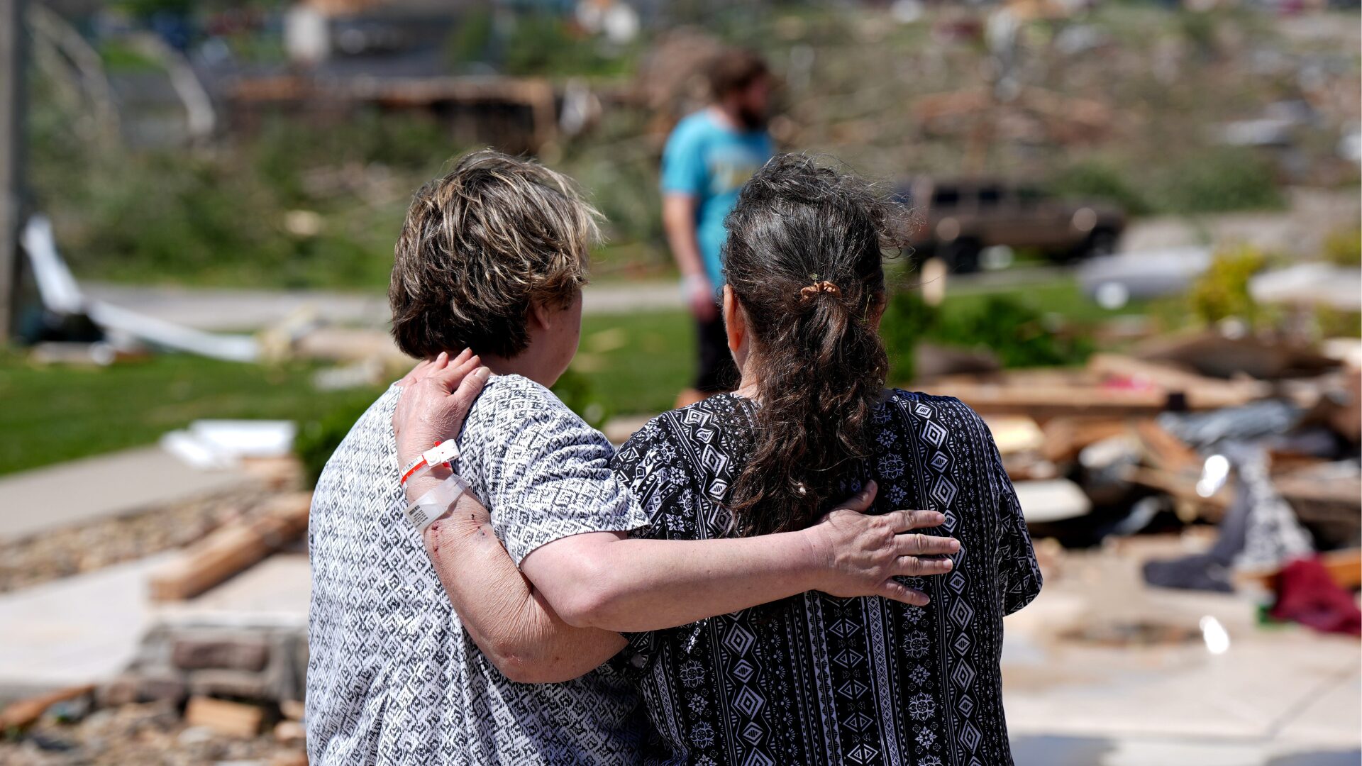 Tornado Flattens Kentucky Town, 19 Dead, Bathtubs Used for Shelter [WATCH]