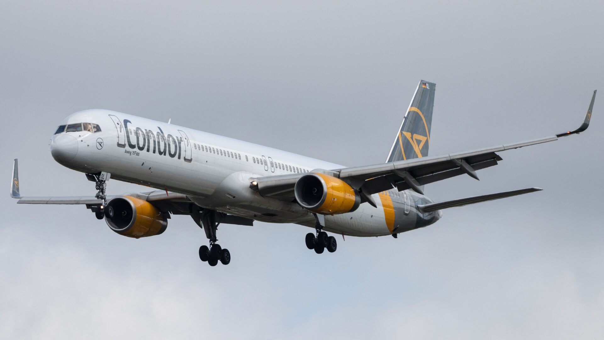 Boeing 757 Forced Into Emergency Landing After Engine Burst Flames: ‘Goodbye Texts’ [WATCH]